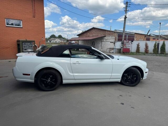 Белый Форд Мустанг, объемом двигателя 4 л и пробегом 120 тыс. км за 8500 $, фото 7 на Automoto.ua