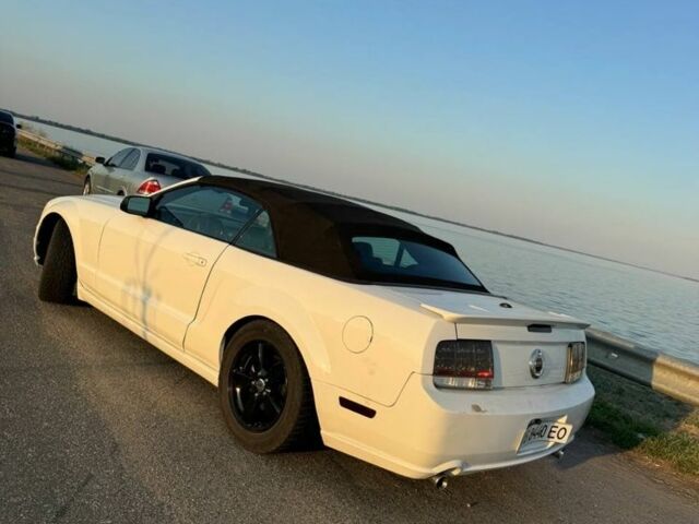 Белый Форд Мустанг, объемом двигателя 4 л и пробегом 120 тыс. км за 8500 $, фото 6 на Automoto.ua