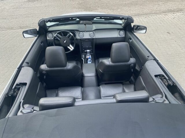 Белый Форд Мустанг, объемом двигателя 4 л и пробегом 120 тыс. км за 8500 $, фото 3 на Automoto.ua