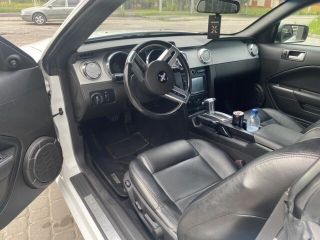 Белый Форд Мустанг, объемом двигателя 4 л и пробегом 120 тыс. км за 8500 $, фото 2 на Automoto.ua