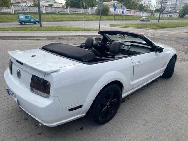 Белый Форд Мустанг, объемом двигателя 4 л и пробегом 120 тыс. км за 8500 $, фото 1 на Automoto.ua