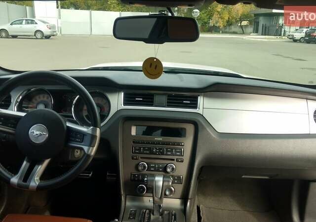 Белый Форд Мустанг, объемом двигателя 3.7 л и пробегом 110 тыс. км за 17000 $, фото 7 на Automoto.ua