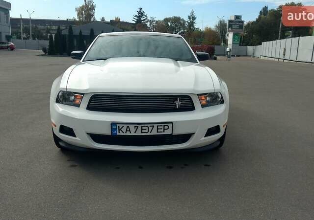 Белый Форд Мустанг, объемом двигателя 3.7 л и пробегом 110 тыс. км за 17000 $, фото 1 на Automoto.ua