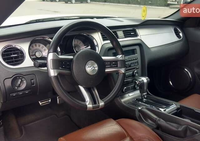 Белый Форд Мустанг, объемом двигателя 3.7 л и пробегом 110 тыс. км за 17000 $, фото 4 на Automoto.ua