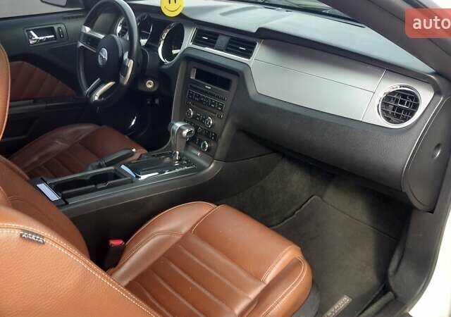 Белый Форд Мустанг, объемом двигателя 3.7 л и пробегом 110 тыс. км за 17000 $, фото 6 на Automoto.ua