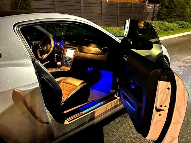 Білий Форд Мустанг, об'ємом двигуна 5 л та пробігом 99 тис. км за 30000 $, фото 7 на Automoto.ua