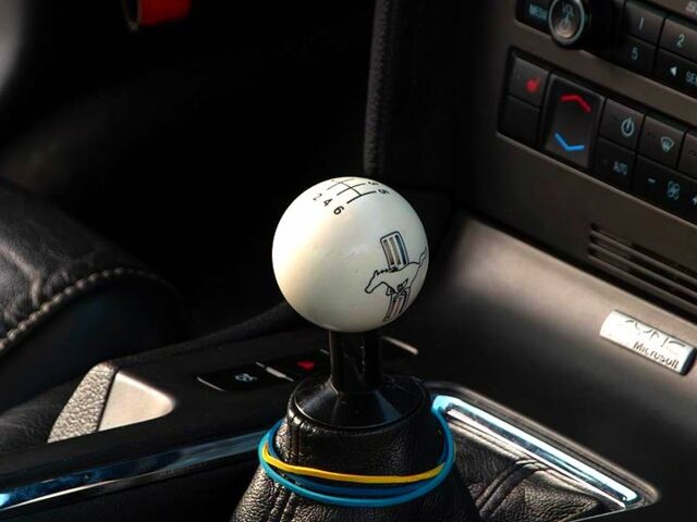 Білий Форд Мустанг, об'ємом двигуна 5 л та пробігом 99 тис. км за 30000 $, фото 10 на Automoto.ua