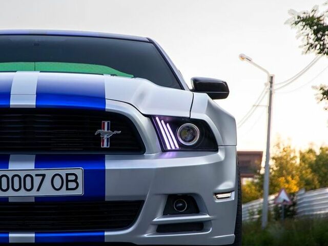 Білий Форд Мустанг, об'ємом двигуна 5 л та пробігом 99 тис. км за 30000 $, фото 4 на Automoto.ua