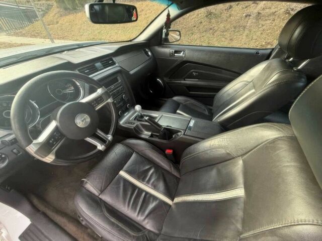 Белый Форд Мустанг, объемом двигателя 5 л и пробегом 88 тыс. км за 5900 $, фото 7 на Automoto.ua