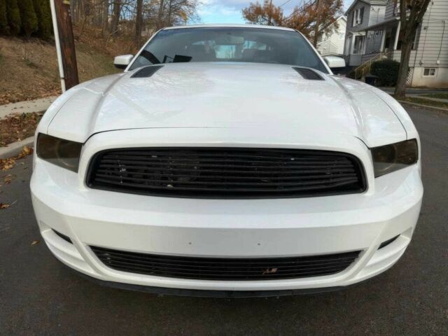 Белый Форд Мустанг, объемом двигателя 5 л и пробегом 88 тыс. км за 5900 $, фото 1 на Automoto.ua