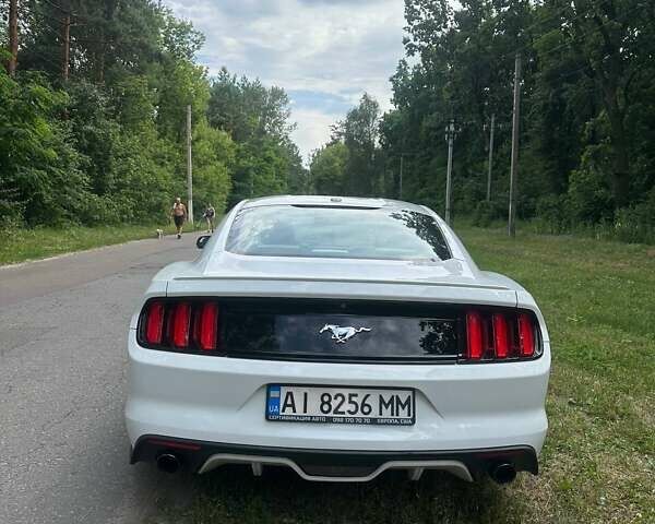 Белый Форд Мустанг, объемом двигателя 2.26 л и пробегом 179 тыс. км за 14300 $, фото 7 на Automoto.ua