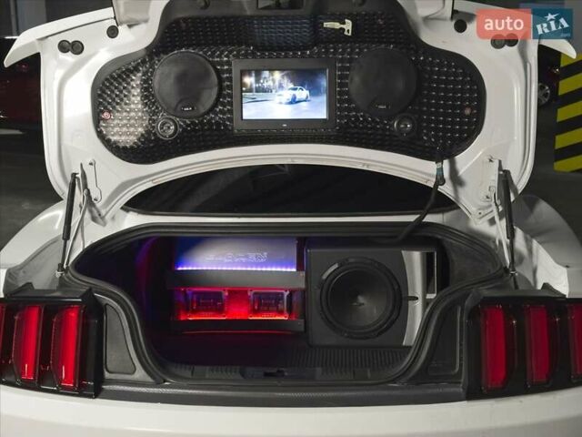 Білий Форд Мустанг, об'ємом двигуна 2.3 л та пробігом 75 тис. км за 20999 $, фото 11 на Automoto.ua