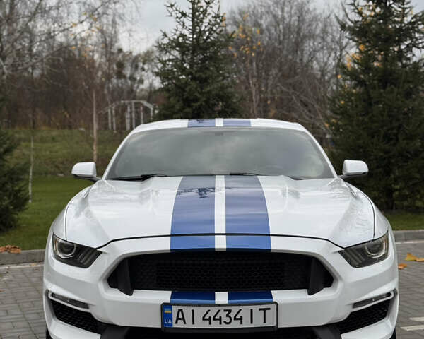 Белый Форд Мустанг, объемом двигателя 2.26 л и пробегом 164 тыс. км за 10999 $, фото 1 на Automoto.ua