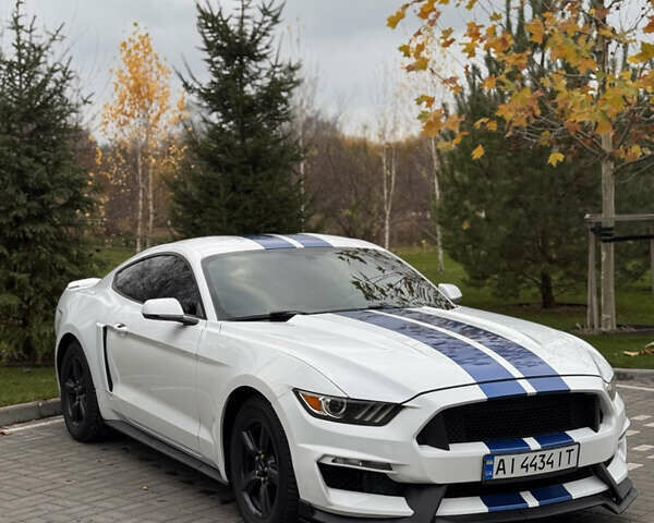 Белый Форд Мустанг, объемом двигателя 2.26 л и пробегом 164 тыс. км за 10999 $, фото 2 на Automoto.ua