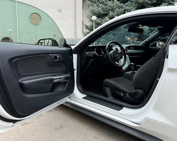 Белый Форд Мустанг, объемом двигателя 3.72 л и пробегом 154 тыс. км за 15500 $, фото 8 на Automoto.ua