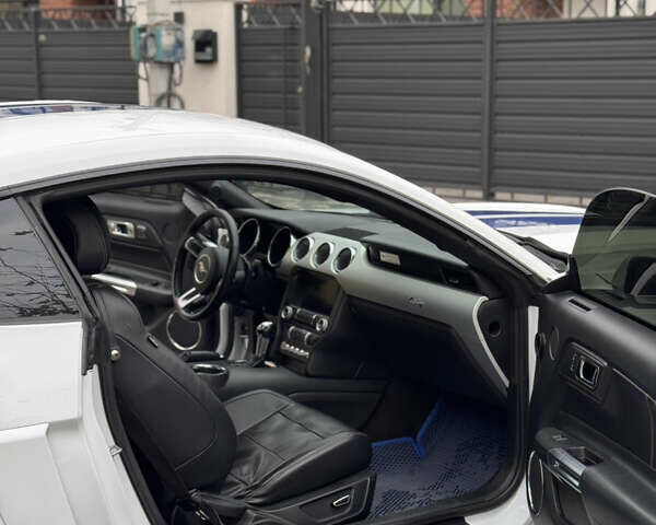 Белый Форд Мустанг, объемом двигателя 2.26 л и пробегом 164 тыс. км за 10999 $, фото 7 на Automoto.ua