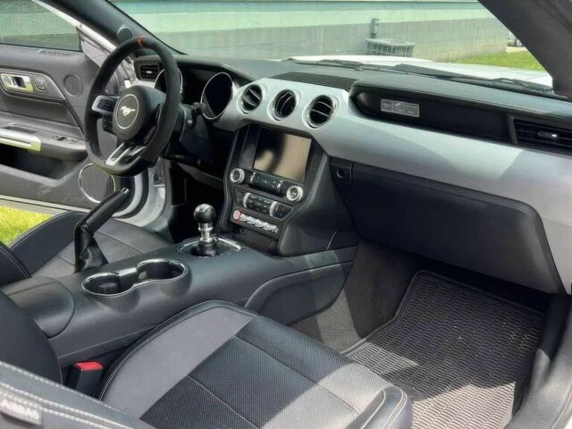 Белый Форд Мустанг, объемом двигателя 5 л и пробегом 118 тыс. км за 17000 $, фото 6 на Automoto.ua