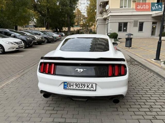 Белый Форд Мустанг, объемом двигателя 2.3 л и пробегом 144 тыс. км за 15500 $, фото 4 на Automoto.ua