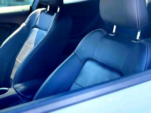 Білий Форд Мустанг, об'ємом двигуна 2.3 л та пробігом 67 тис. км за 15000 $, фото 4 на Automoto.ua