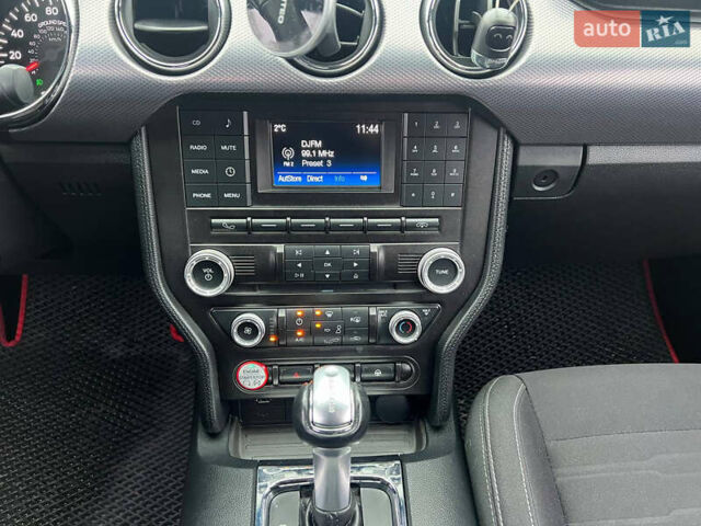 Белый Форд Мустанг, объемом двигателя 2.26 л и пробегом 103 тыс. км за 15500 $, фото 17 на Automoto.ua