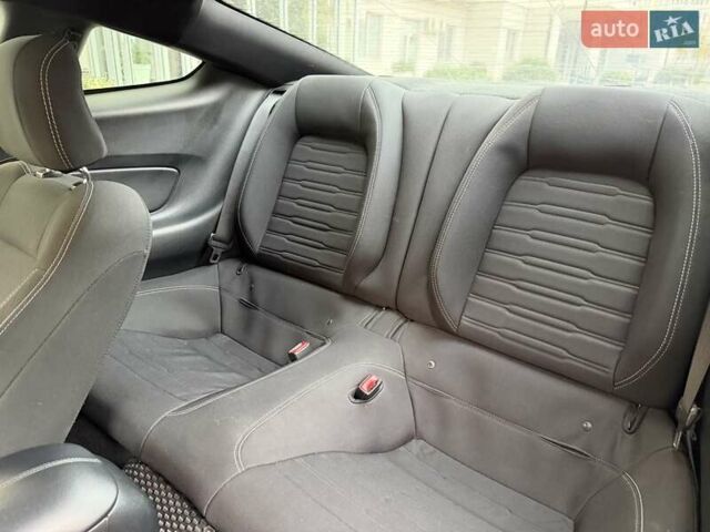 Белый Форд Мустанг, объемом двигателя 2.3 л и пробегом 144 тыс. км за 15500 $, фото 16 на Automoto.ua