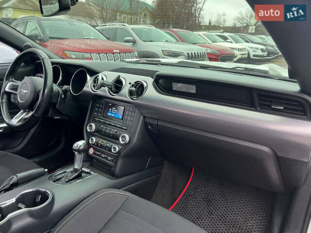 Белый Форд Мустанг, объемом двигателя 2.26 л и пробегом 103 тыс. км за 15500 $, фото 15 на Automoto.ua