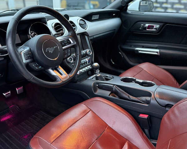 Белый Форд Мустанг, объемом двигателя 2.26 л и пробегом 170 тыс. км за 10500 $, фото 7 на Automoto.ua