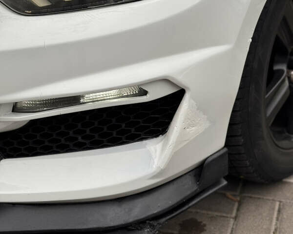 Белый Форд Мустанг, объемом двигателя 2.26 л и пробегом 164 тыс. км за 10999 $, фото 16 на Automoto.ua