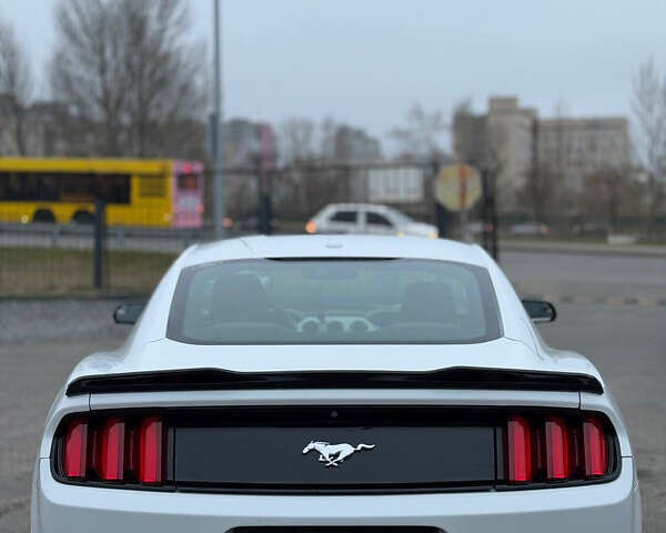 Белый Форд Мустанг, объемом двигателя 2.26 л и пробегом 170 тыс. км за 10500 $, фото 4 на Automoto.ua