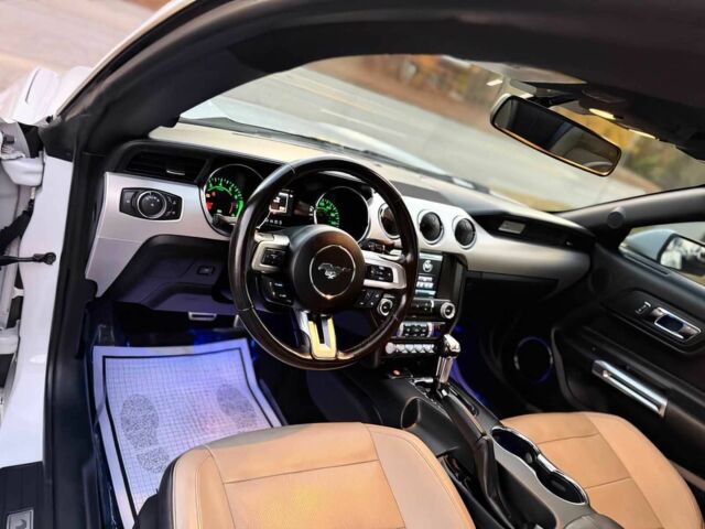 Белый Форд Мустанг, объемом двигателя 2.3 л и пробегом 70 тыс. км за 3000 $, фото 10 на Automoto.ua