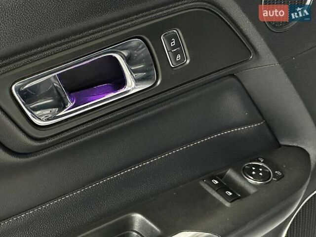 Білий Форд Мустанг, об'ємом двигуна 2.3 л та пробігом 138 тис. км за 14190 $, фото 13 на Automoto.ua