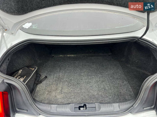 Белый Форд Мустанг, объемом двигателя 2.26 л и пробегом 103 тыс. км за 15500 $, фото 9 на Automoto.ua