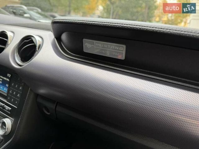 Белый Форд Мустанг, объемом двигателя 2.3 л и пробегом 144 тыс. км за 15500 $, фото 14 на Automoto.ua