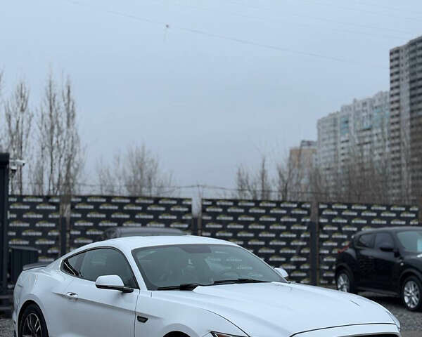 Белый Форд Мустанг, объемом двигателя 2.26 л и пробегом 170 тыс. км за 10500 $, фото 2 на Automoto.ua