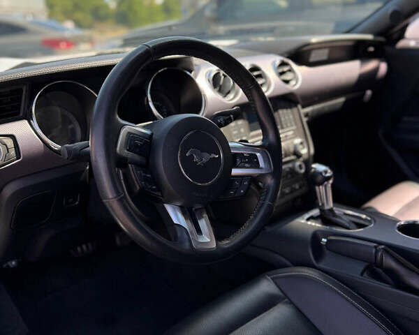 Белый Форд Мустанг, объемом двигателя 2.26 л и пробегом 67 тыс. км за 14800 $, фото 3 на Automoto.ua