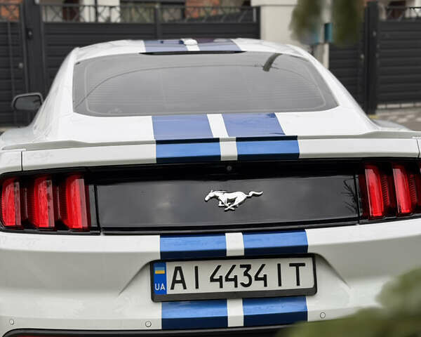 Белый Форд Мустанг, объемом двигателя 2.26 л и пробегом 164 тыс. км за 10999 $, фото 4 на Automoto.ua