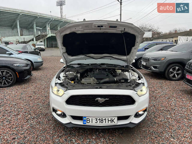 Белый Форд Мустанг, объемом двигателя 2.26 л и пробегом 103 тыс. км за 15500 $, фото 10 на Automoto.ua