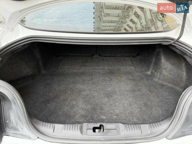 Белый Форд Мустанг, объемом двигателя 2.3 л и пробегом 144 тыс. км за 15500 $, фото 18 на Automoto.ua