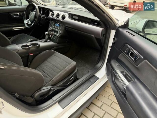 Белый Форд Мустанг, объемом двигателя 2.3 л и пробегом 144 тыс. км за 15500 $, фото 13 на Automoto.ua