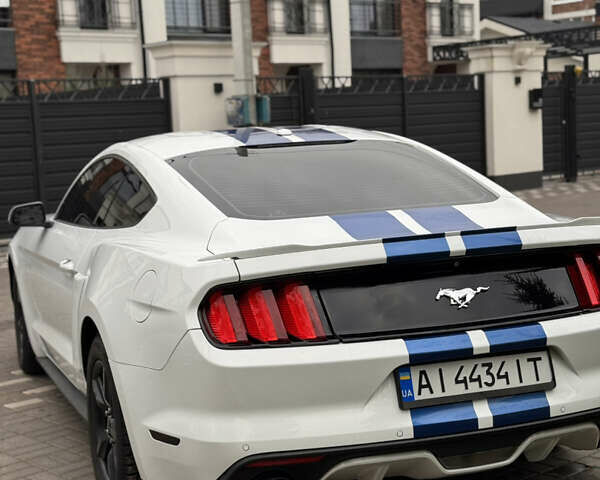 Белый Форд Мустанг, объемом двигателя 2.26 л и пробегом 164 тыс. км за 10999 $, фото 5 на Automoto.ua