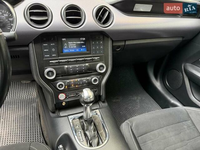 Белый Форд Мустанг, объемом двигателя 2.3 л и пробегом 144 тыс. км за 15500 $, фото 10 на Automoto.ua