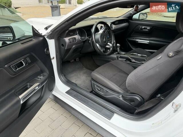 Белый Форд Мустанг, объемом двигателя 2.3 л и пробегом 144 тыс. км за 15500 $, фото 7 на Automoto.ua