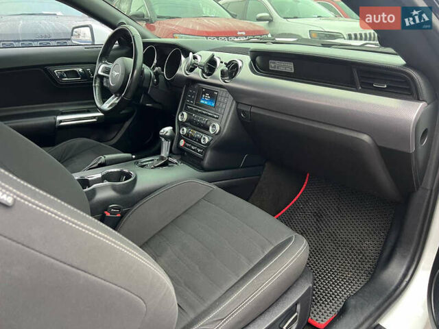 Белый Форд Мустанг, объемом двигателя 2.26 л и пробегом 103 тыс. км за 15500 $, фото 13 на Automoto.ua