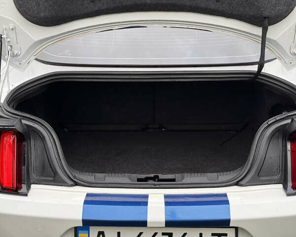 Белый Форд Мустанг, объемом двигателя 2.26 л и пробегом 164 тыс. км за 10999 $, фото 14 на Automoto.ua