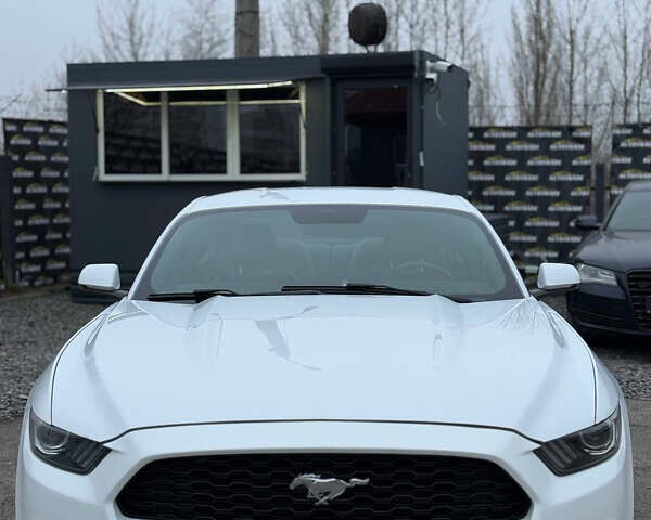 Белый Форд Мустанг, объемом двигателя 2.26 л и пробегом 170 тыс. км за 10500 $, фото 1 на Automoto.ua