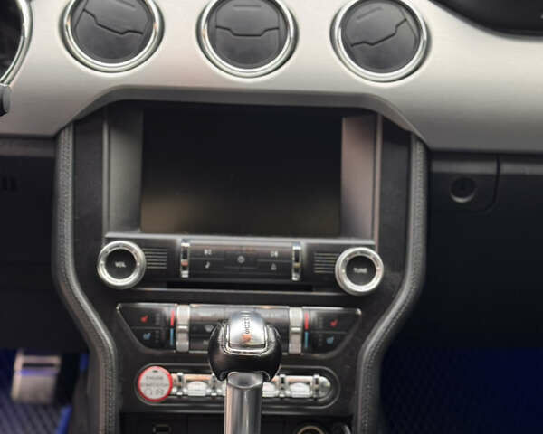 Белый Форд Мустанг, объемом двигателя 2.26 л и пробегом 164 тыс. км за 10999 $, фото 11 на Automoto.ua