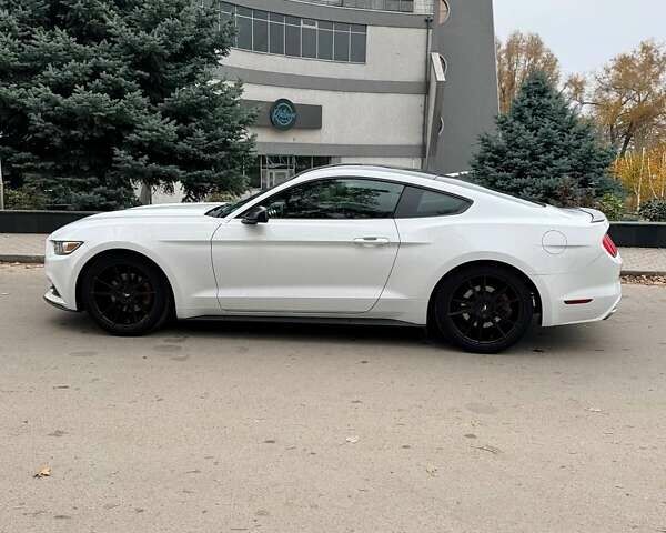 Белый Форд Мустанг, объемом двигателя 3.72 л и пробегом 154 тыс. км за 15500 $, фото 1 на Automoto.ua