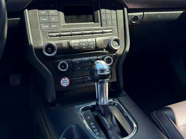 Білий Форд Мустанг, об'ємом двигуна 2.3 л та пробігом 67 тис. км за 15000 $, фото 5 на Automoto.ua