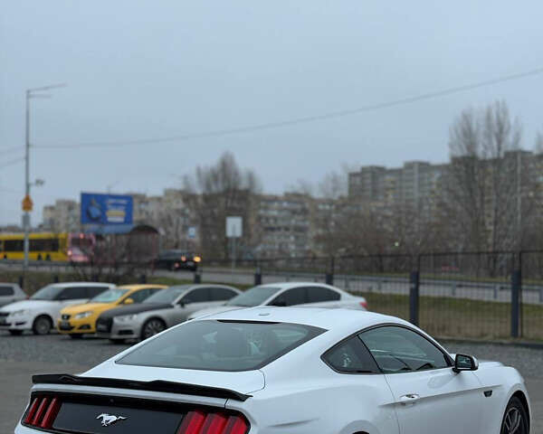 Белый Форд Мустанг, объемом двигателя 2.26 л и пробегом 170 тыс. км за 10500 $, фото 5 на Automoto.ua
