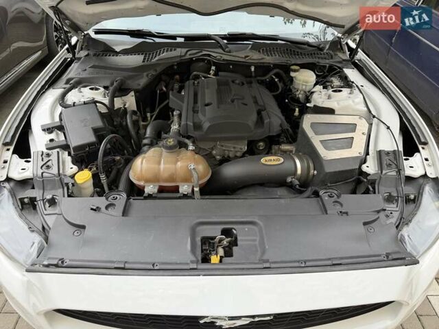 Белый Форд Мустанг, объемом двигателя 2.3 л и пробегом 144 тыс. км за 15500 $, фото 17 на Automoto.ua